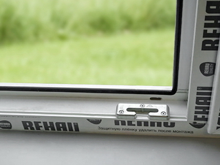 Поворотно-откидная планка Рото на окне Рехау